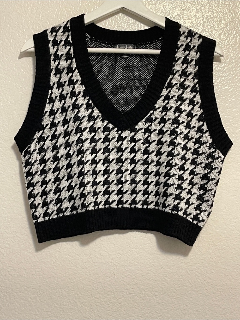 J for Justify Black & White Houndstooth V-Neck Sweater Tank